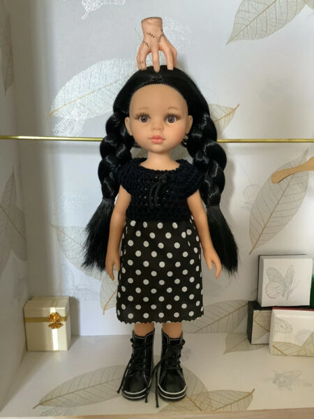 OLNOE CREATIONS - Créations Originales Au Crochet Réalisées En Provence - Poupée Las Amigas Paola Reina Carina Mercredi Wenesday Addams Et La Chose
