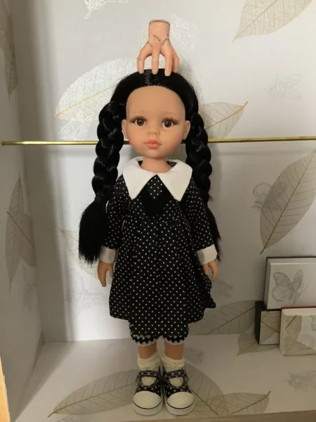 OLNOE CREATIONS - créations originales au crochet réalisées en Provence - poupée Las Amigas Paola Reina Carina Mercredi Addams